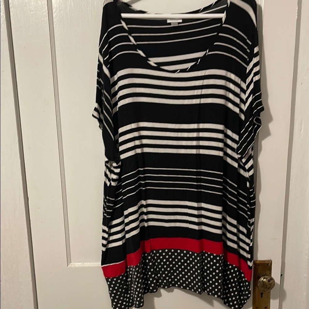 Avenue Black and White Tunic with Short Sleeves